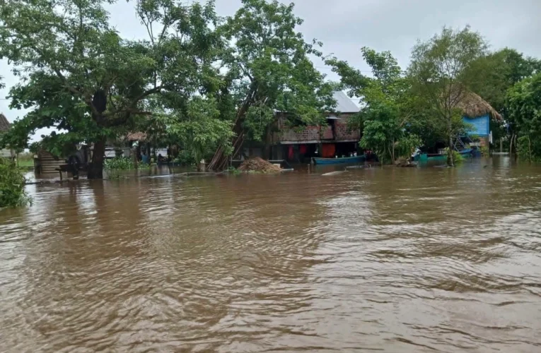 El agua se traga los caminos: pueblos enteros quedan atrapados bajo inundaciones en Veracruz