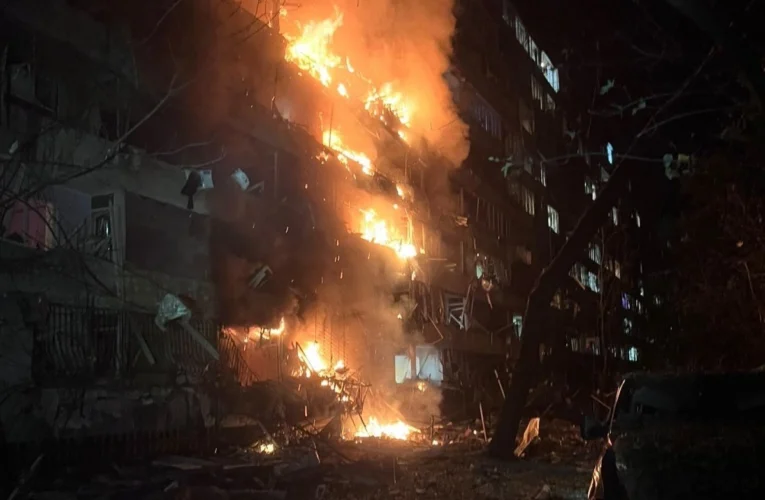 Infierno en Ucrania: misiles balísticos impactan edificios y dejan múltiples muertos en la capital