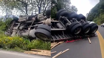 Tráiler vuelca en la carretera Naucalpan-Toluca