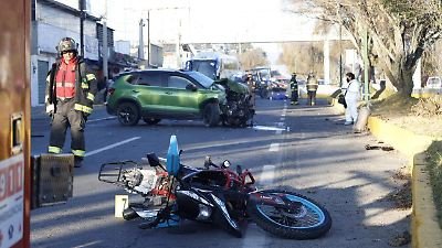 Vehículo derriba a dos motociclistas en Toluca
