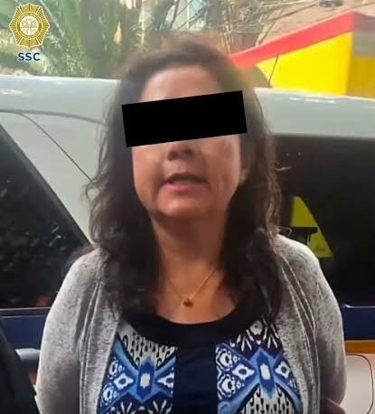 mujer fraude moneda oro