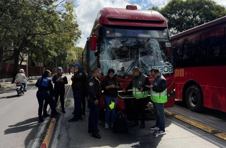 Fuerte accidente en la Línea 2 del Metrobús deja 27 lesionados en Iztacalco