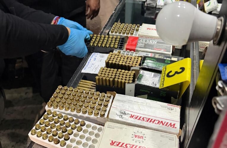 La FGR asegura medicamentos caducados y armas durante un cateo en Valle de Chalco