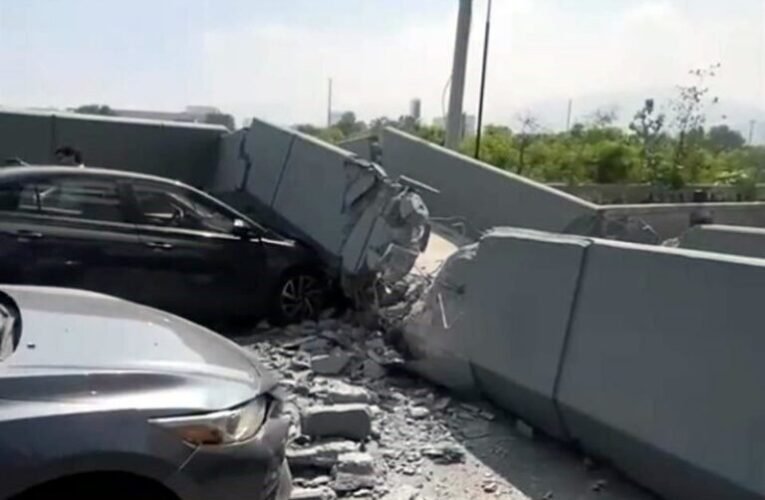 Tráiler con maquinaria derriba puente peatonal en avenida Constitución, Monterrey; reportan daños a un automóvil