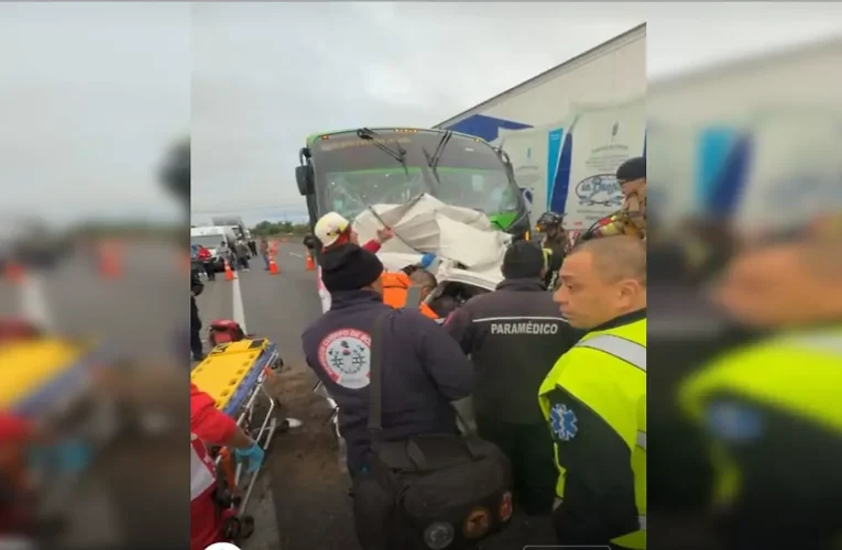¿Atrapado en el tráfico? Una carambola de seis vehículos colapsa el Circuito Exterior Mexiquense