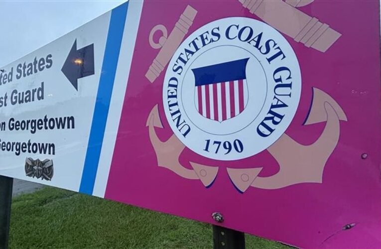 Guardia Costera rescata a tripulación tras choque contra espigones en Georgetown