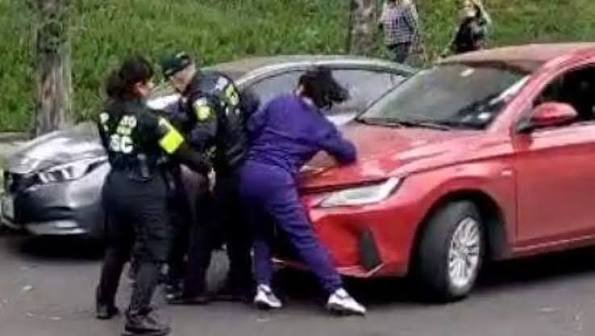 “¡No me vas a quitar la placa!”: Detienen a mujer por atacar a agentes de Tránsito en la CDMX