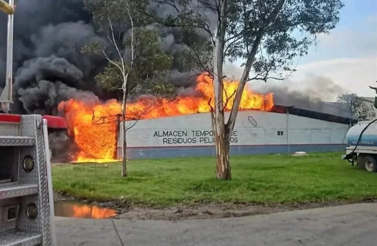 Fuerte incendio en fábrica IUSA de la Toluca-Atlacomulco provoca enorme columna de humo negro