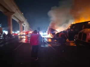 VIDEO  |  ¡INFIERNO EN LA TOLUCA-MÉXICO! Tráiler embiste a manifestantes y desata voraz incendio que consume cuatro unidades