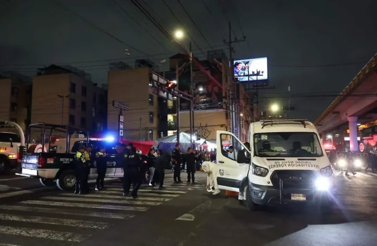 Tráiler embiste y mata a un peatón frente a la estación Mixiuhca del Metro en la alcaldía Venustiano Carranza