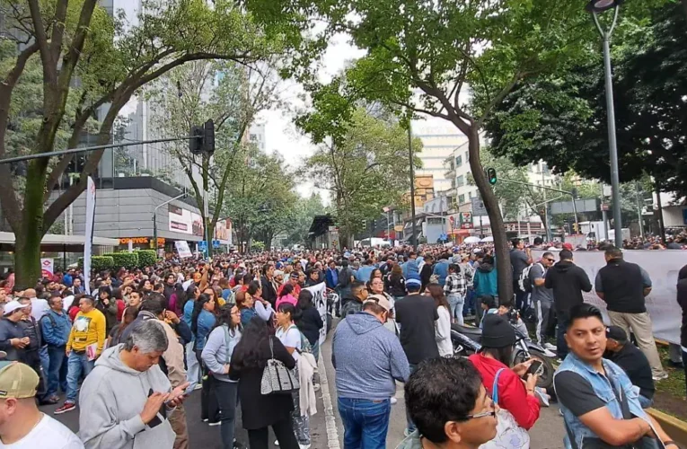 ¡Caos vial y desesperación! Trabajadores de la UNAM desatan bloqueo en Insurgentes Sur